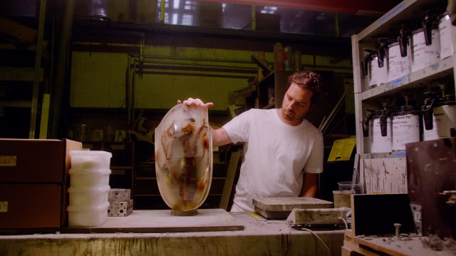 Marcin Rusak prezentuje swoją rzeźbę