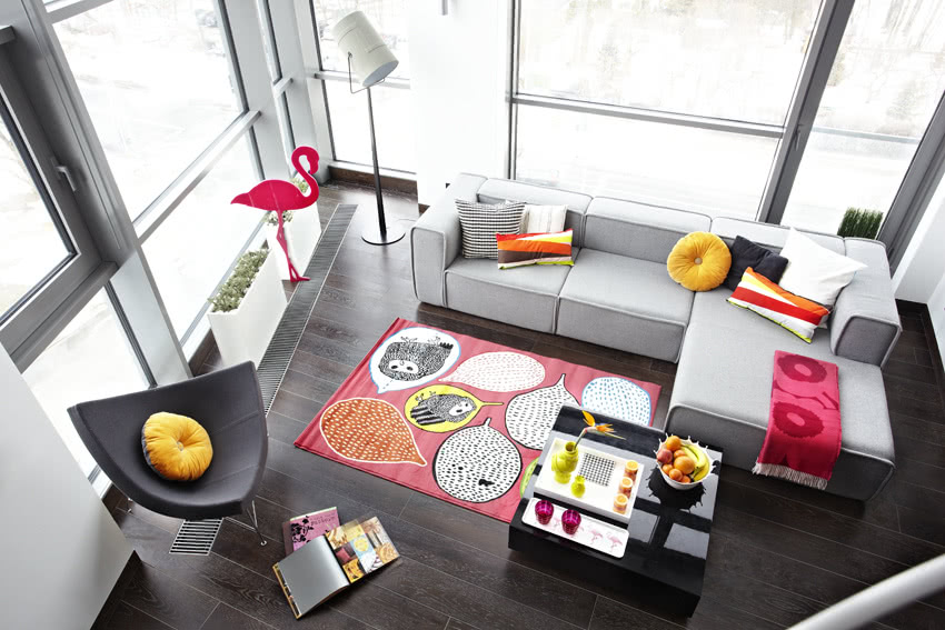 To samo wnętrze w kolorowej aranżacji