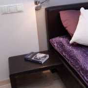 Białe ściany i bielona podłoga są idealnym tłem...