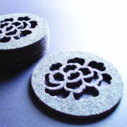 Bieżnik z kolekcji Bloom, ozdobiony wyciętymi...