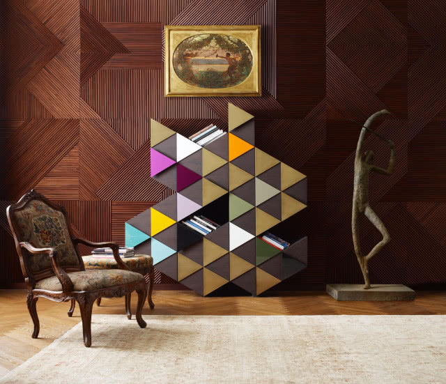 Pod skosem Nowoczesna boazeria to nie tylko pionowe pasy ciemnego drewna. Warto poeksperymentować,
by z paneli stworzyć ciekawą kompozycję przestrzenną. EMMEMOBILI