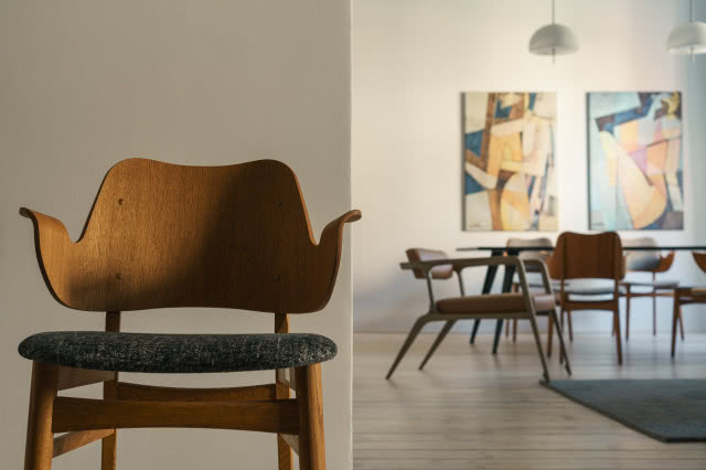 minimalistyczna jadalnia z meblami vintage