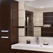 Białe ściany i bielona podłoga są idealnym tłem...