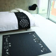 Bieżnik z kolekcji Bloom, ozdobiony wyciętymi...