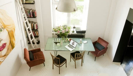 Z antresolą - mieszkanie-pracownia projektantki