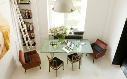 Z antresolą - mieszkanie-pracownia projektantki