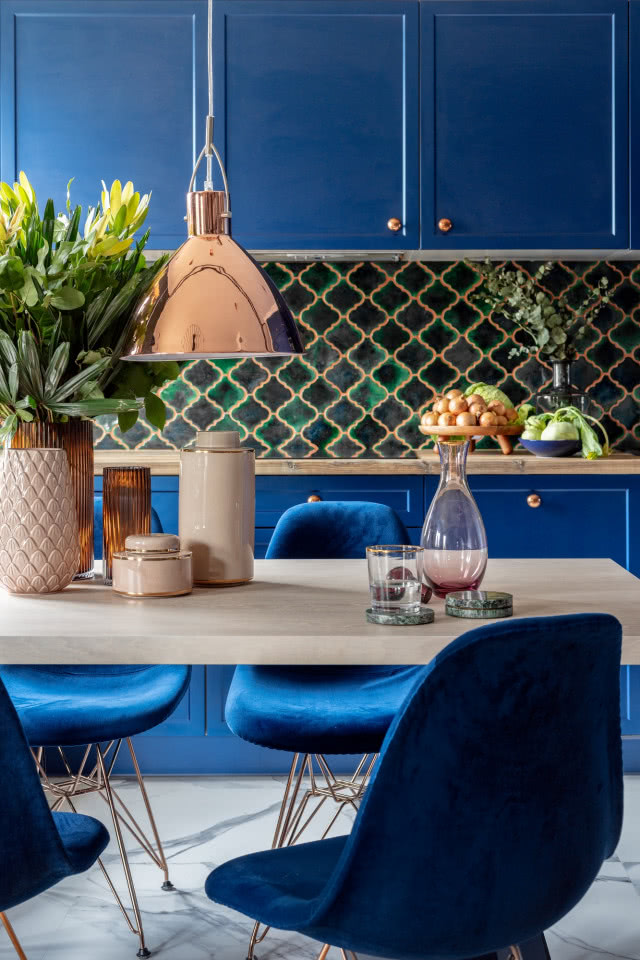 Granatowa kuchnia z miedzianymi dodatkami