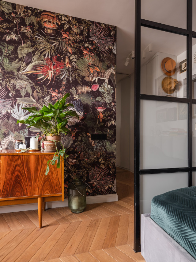 Botaniczna tapeta i szafka retro