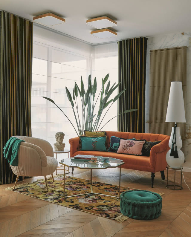 Pomarańczowa sofa w salonie