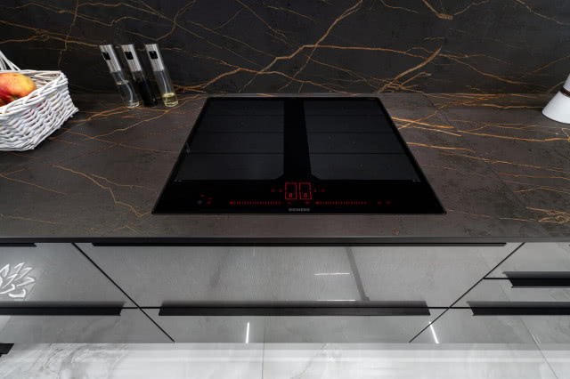 Płyta indukcyjna z dwiema strefami gotowania