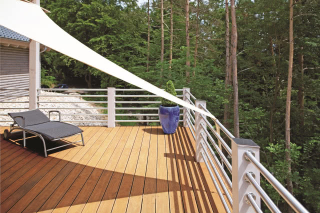 balkon na tle lasy z żaglem przeciwsłonecznym