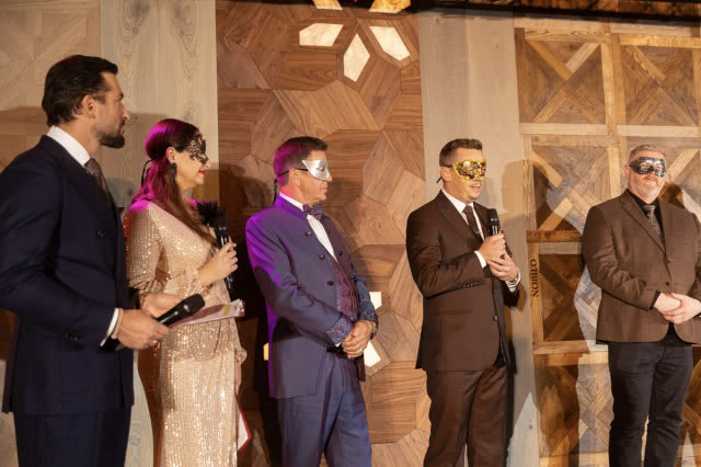 Jawor-Parkiet to polska, rodzinna firma będąca
wiodącym producentem dwuwarstwowych
podłóg drewnianych, obecnie zarządzana przez
dwa pokolenia. Na zdj. Antoni Jan Gawińki,
Prezes Jawor-Parkiet, i Janusz Gawiński,
Wiceprezes Jawor-Parkiet (po prawej).