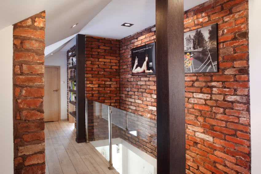 Ściana w holu na piętrze wyłożona jest taką samą...