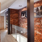 Białe ściany i bielona podłoga są idealnym tłem...