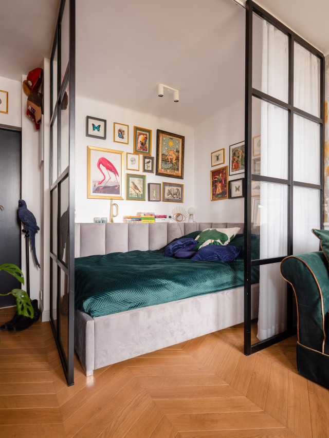 Szklana ścianka wydzielająca przestrzeń sypialnianą