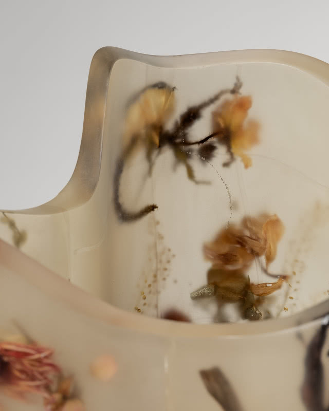 Pierwsza indywidualna wystawa Marcina Rusaka w Paryżu! Artysta zaprezentuje osiem rzeźb z zatopionymi w nich kwiatami