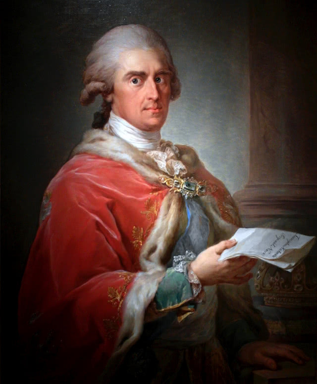 mężczyzna w peruce i czerwonym kaftanie