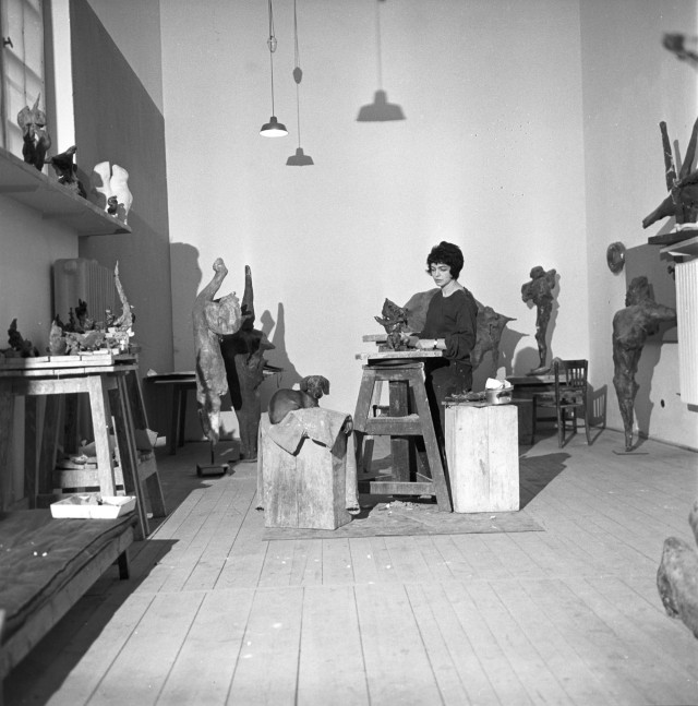 Alina Szapocznikow podczas pracy, lata 60.