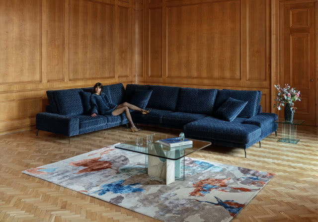 granatowa sofa w salonie 