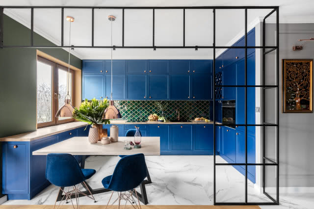 Granatowa kuchnia z miedzianymi dodatkami