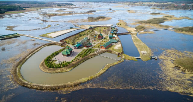 widok z lotu ptaka na skit i rozlewiska Narwi