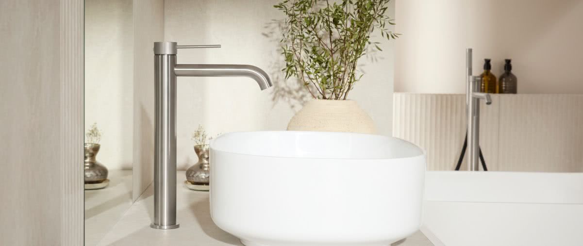 Trend quiet luxury podbija polskie wnętrza. Zobacz, jak wprowadzić go do łazienki 