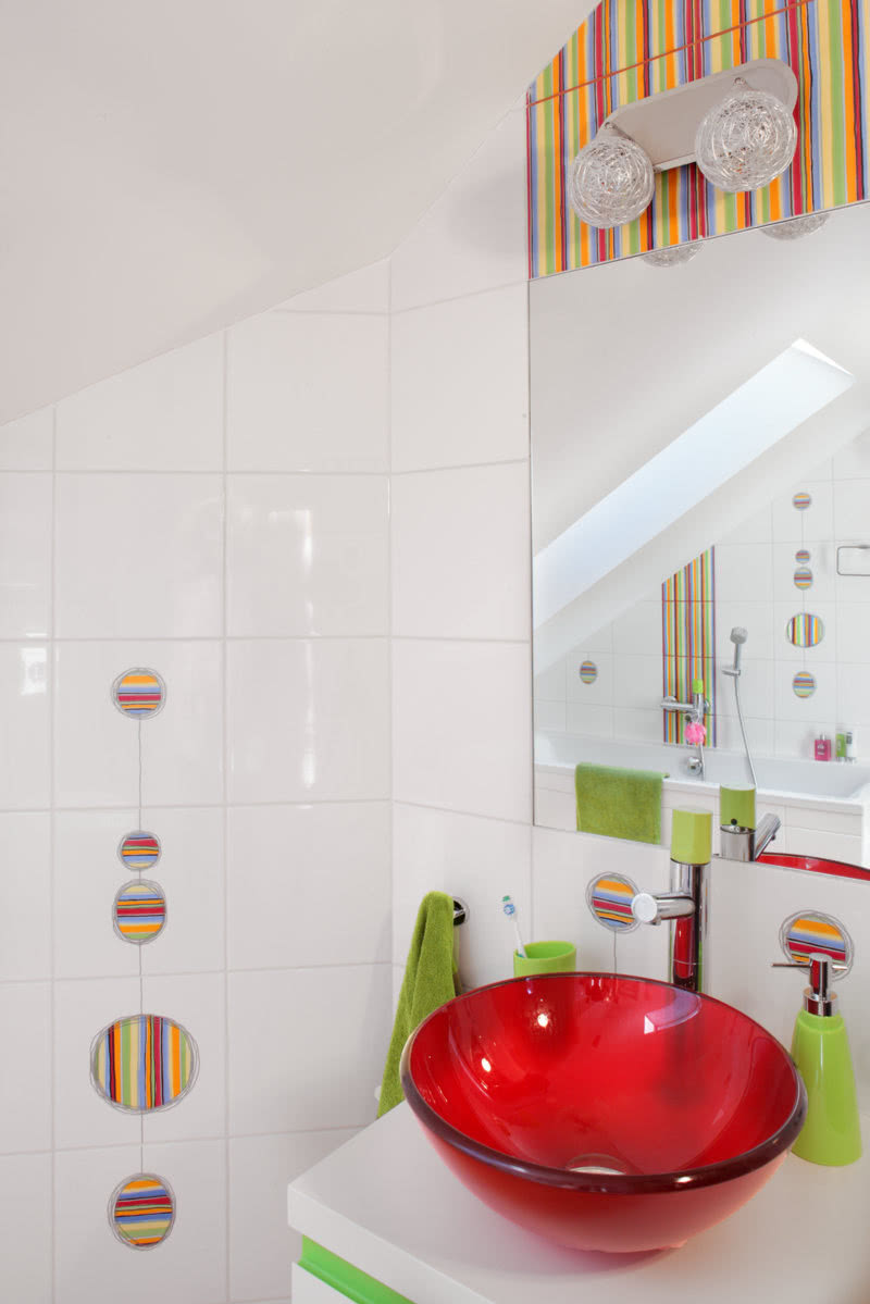 Czerwona umywalka-misa znakomicie pasuje do...