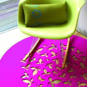 Bieżnik z kolekcji Bloom, ozdobiony wyciętymi...