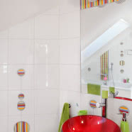 Cegła w kuchni, w salonie, w holu - dom pod Warszawą