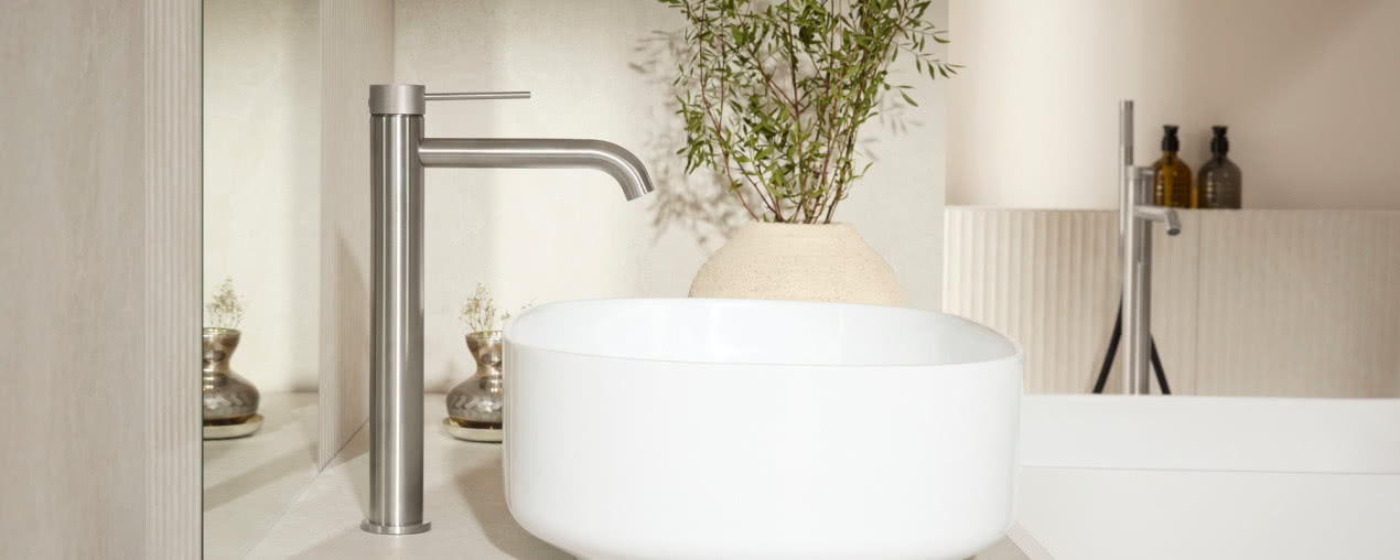 Trend quiet luxury podbija polskie wnętrza. Zobacz, jak wprowadzić go do łazienki