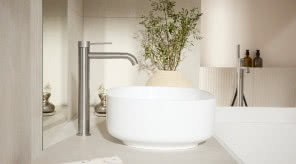 Trend quiet luxury podbija polskie wnętrza. Zobacz, jak wprowadzić go do łazienki