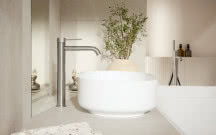 Trend quiet luxury podbija polskie wnętrza. Zobacz, jak wprowadzić go do łazienki