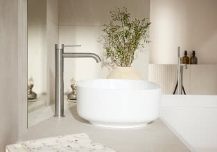 Trend quiet luxury podbija polskie wnętrza. Zobacz, jak wprowadzić go do łazienki