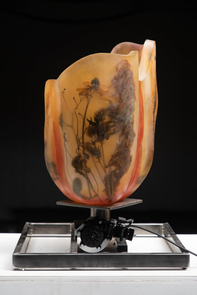 Pierwsza indywidualna wystawa Marcina Rusaka w Paryżu! Artysta zaprezentuje osiem rzeźb z zatopionymi w nich kwiatami