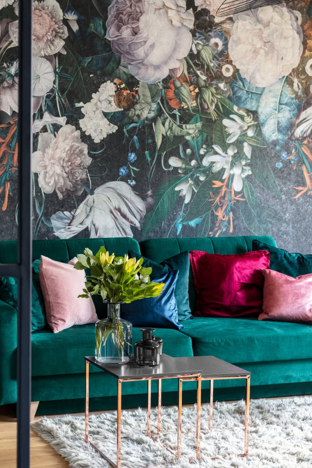 Kwiatowa tapeta w salonie