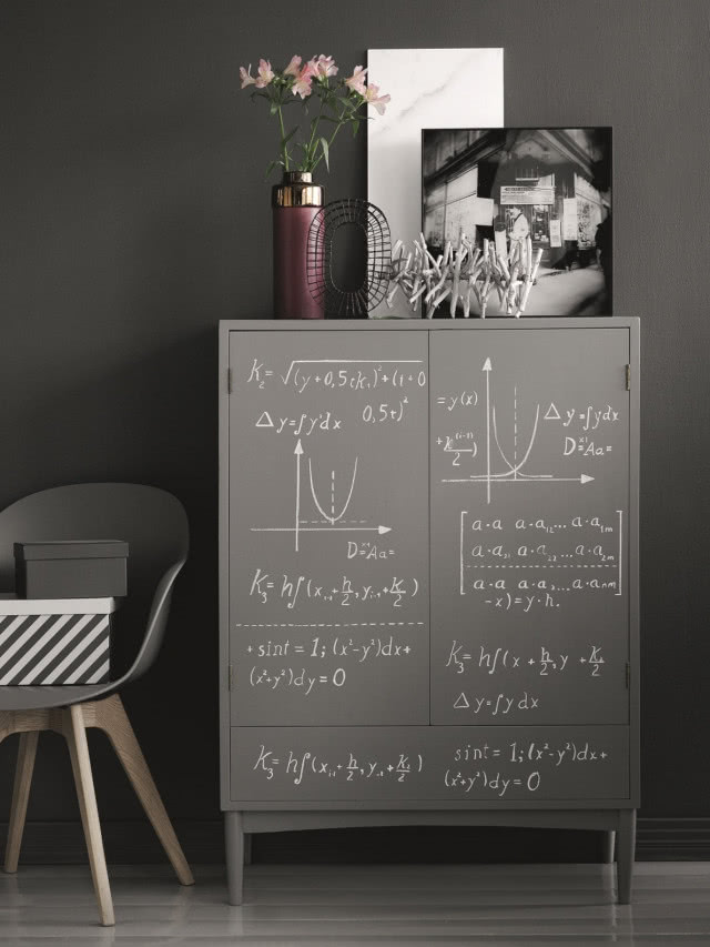 szafka pomalowana szarą farbą tablicową