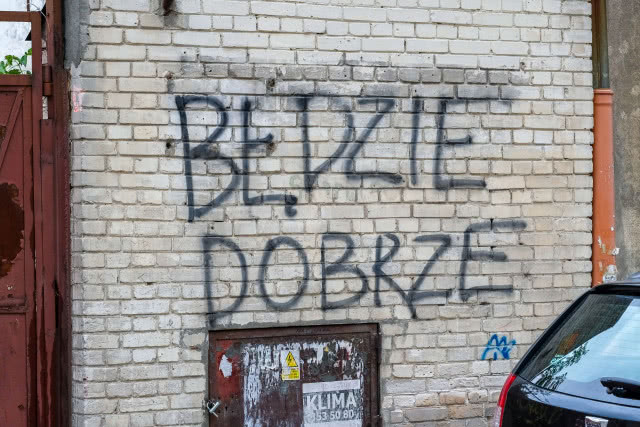napis na murze - Tadeusz Rolke wystawa "Będzie dobrze"
