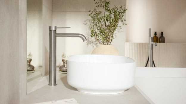 Trend quiet luxury podbija polskie wnętrza. Zobacz, jak wprowadzić go do łazienki