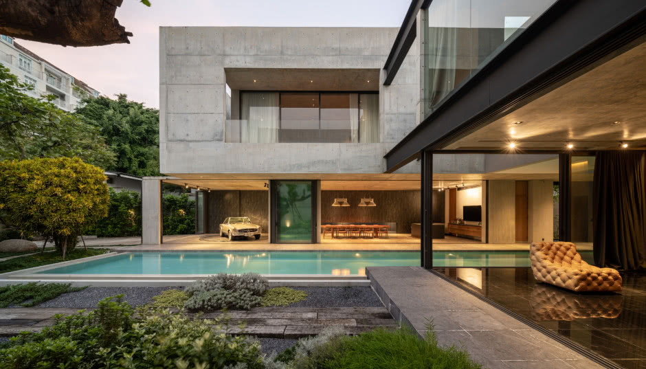 Betonowa rezydencja z ukrytymi basenami! Ten dom ma aż pięć dziedzińców