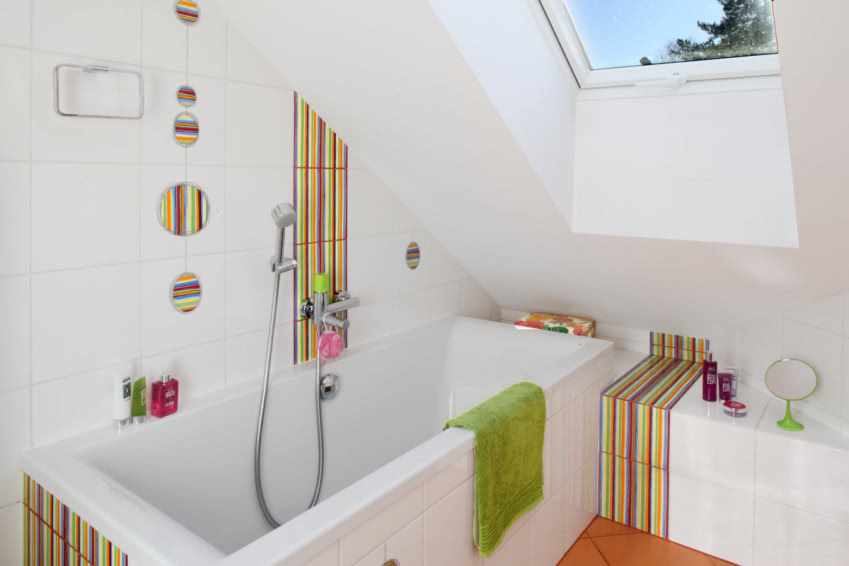 Kolorowa łazienka na poddaszu przeznaczona jest...