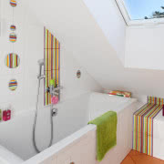 Białe ściany i bielona podłoga są idealnym tłem...