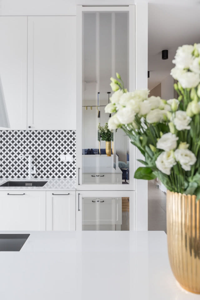 Biała kuchnia ze złotymi detalami