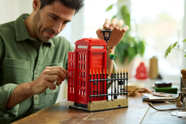 Czerwona, londyńska budka telefoniczna z LEGO