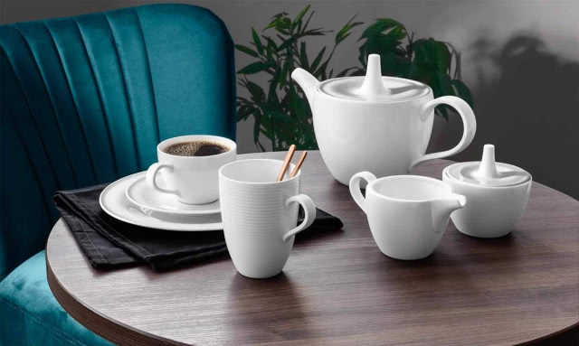 biały serwis na stole z kawą w filiżance