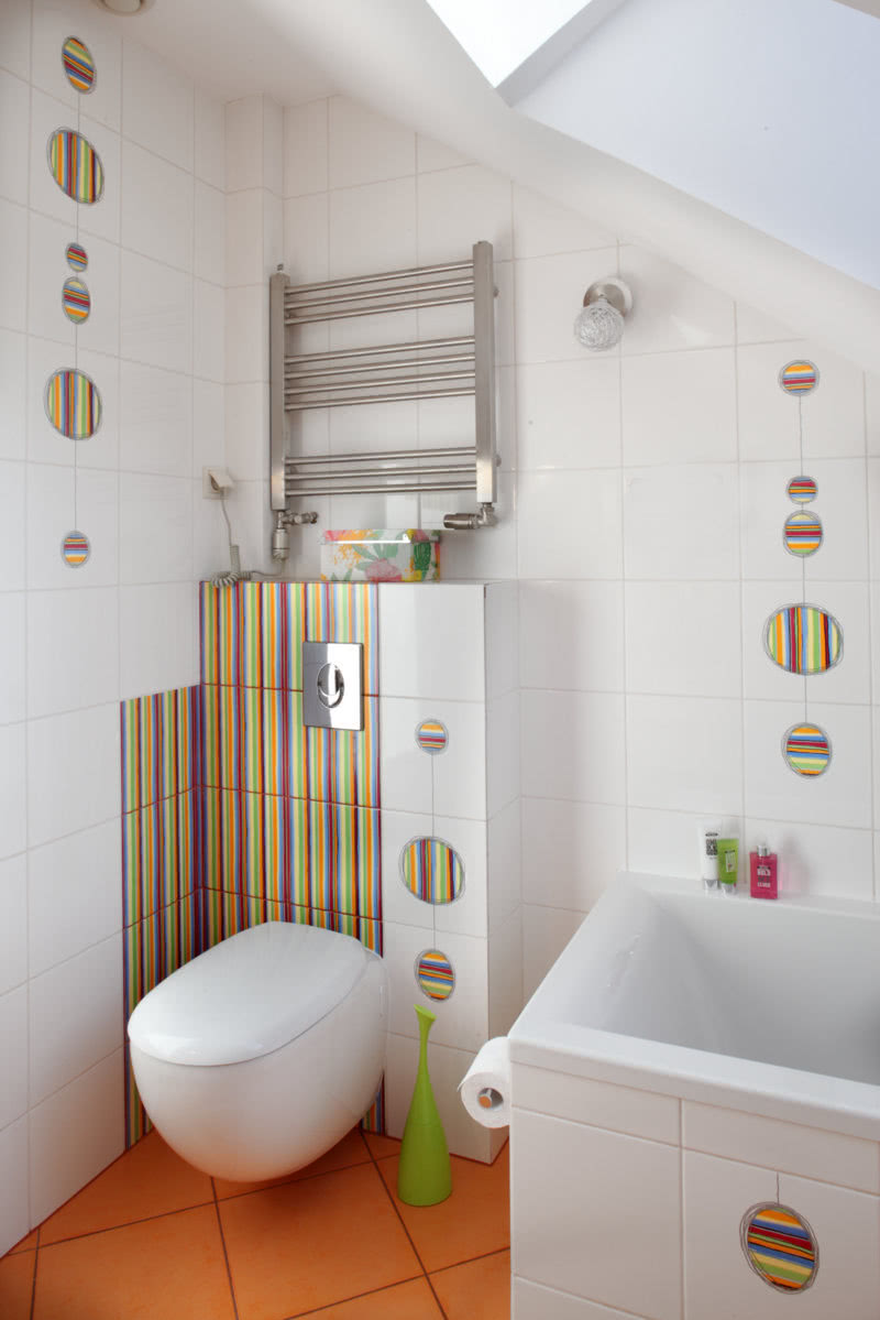 Kolorowa łazienka na poddaszu