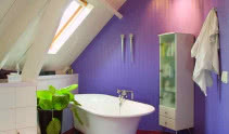 Fiolet w łazience na poddaszu