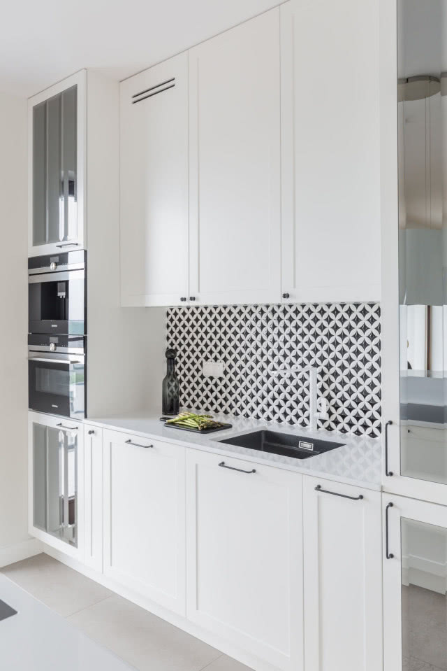 Biała kuchnia z małymi płytkami