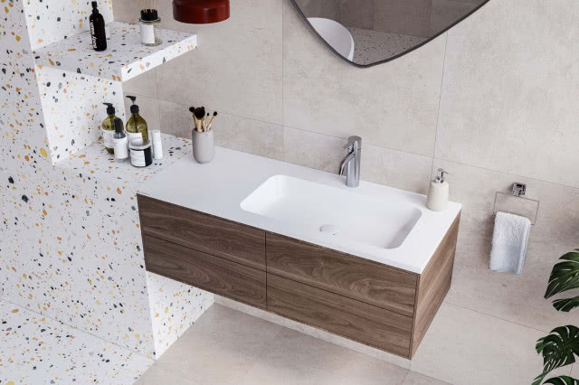 Umywalka wpuszczona do blatu lub szafki współgra z minimalistyczną aranżacją i pomaga w utrzymaniu czystości strefy umywalkowej. Satynowo-matową powierzchnię stylowego wyposażenia należy pielęgnować firmowym mleczkiem przeznaczonym do konglomeratu.