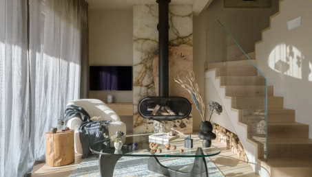 75-metrowy domek bez pozwolenia na polskim wybrzeżu! Jego wystrój nawiązuje do Bałtyku!