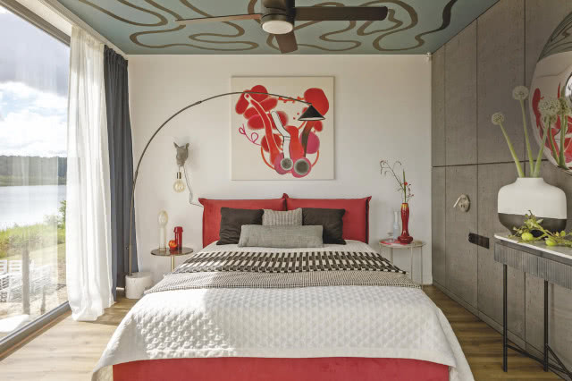 sypialnia w domu z kontenerów z dużym oknem